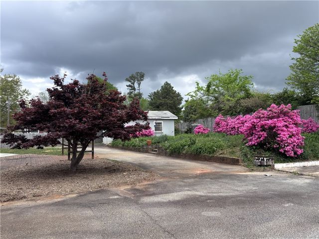 805 S Oak Street, Seneca, SC 29678