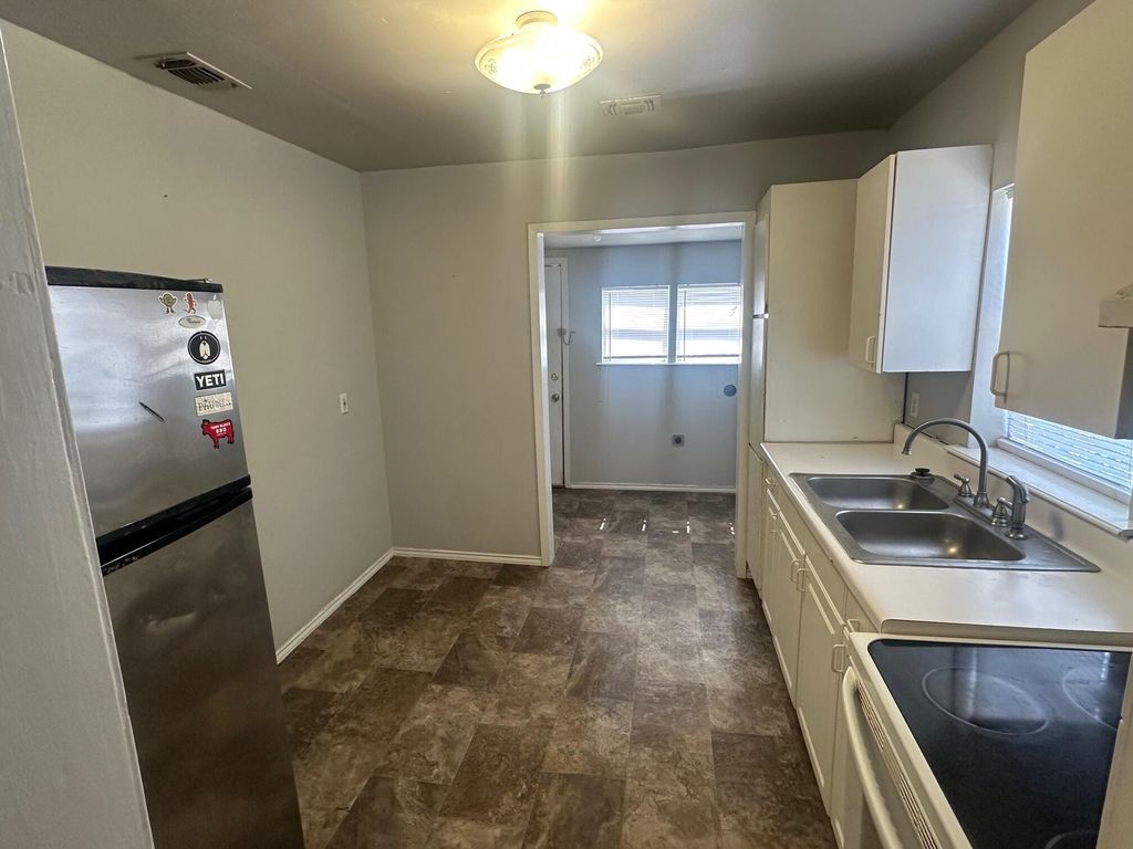 Image 4 of property listing at 2729 Houston Street, San Angelo, TX 76901