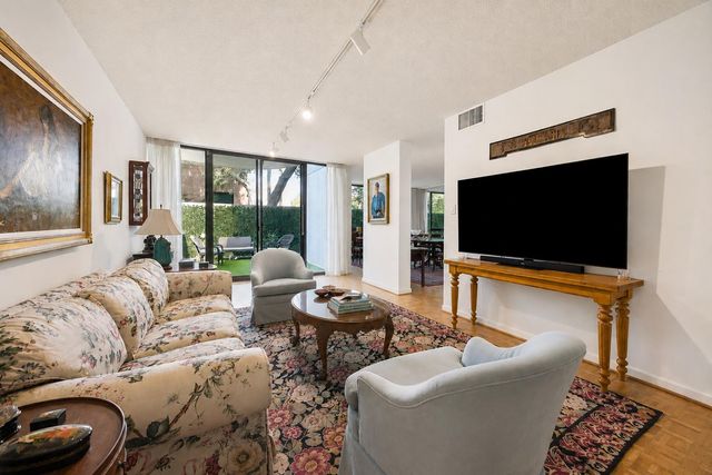 5001 Woodway 104, Houston, TX 77056