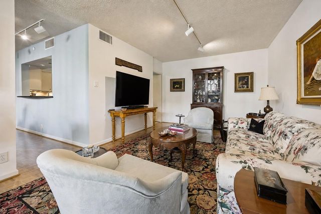 5001 Woodway 104, Houston, TX 77056