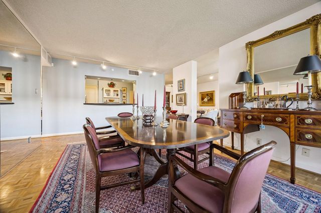 5001 Woodway 104, Houston, TX 77056