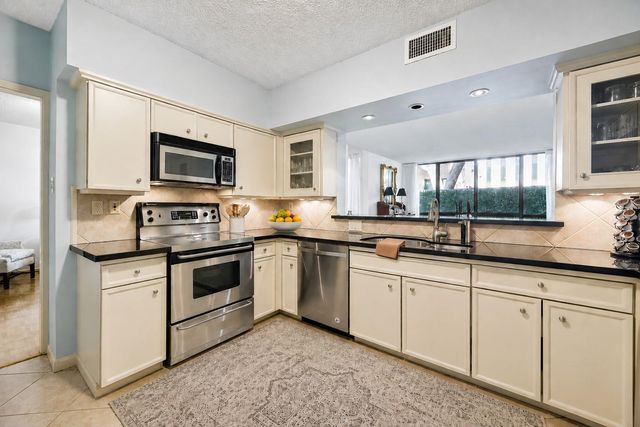 5001 Woodway 104, Houston, TX 77056