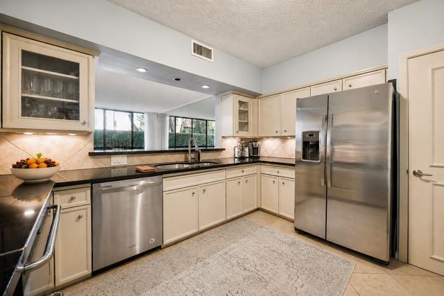 5001 Woodway 104, Houston, TX 77056