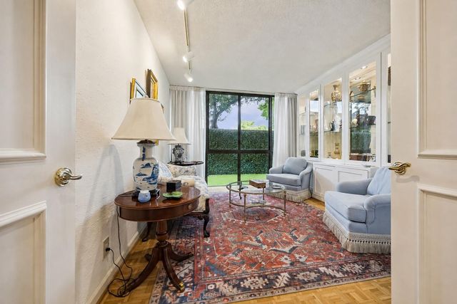 5001 Woodway 104, Houston, TX 77056