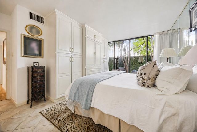 5001 Woodway 104, Houston, TX 77056