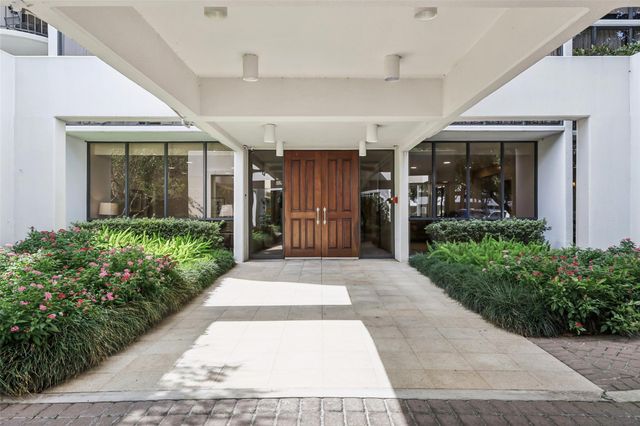 5001 Woodway 104, Houston, TX 77056