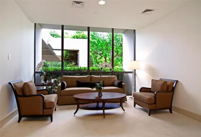 5001 Woodway 104, Houston, TX 77056