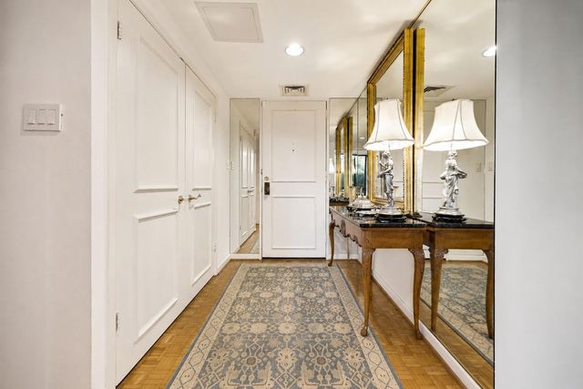 5001 Woodway 104, Houston, TX 77056