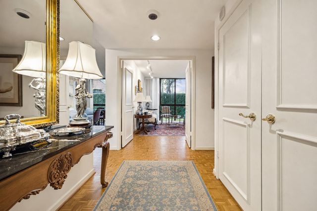 5001 Woodway 104, Houston, TX 77056
