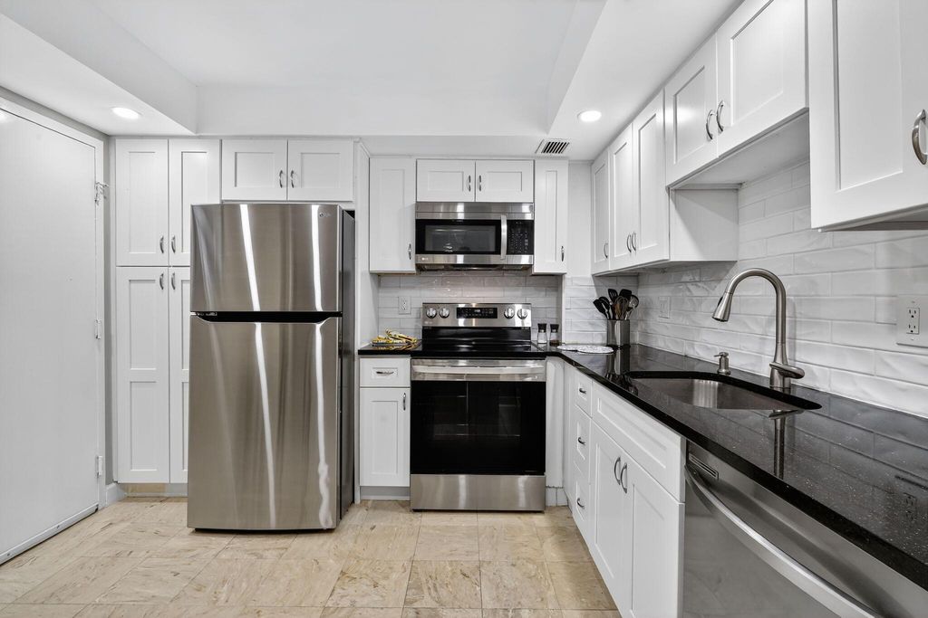 Image 5 of property listing at 3450 S Ocean Boulevard 4190, Palm Beach, FL 33480
