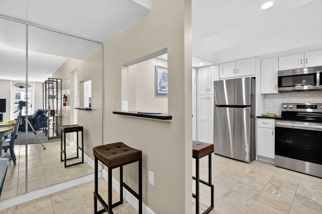 Image 8 of property listing at 3450 S Ocean Boulevard 4190, Palm Beach, FL 33480