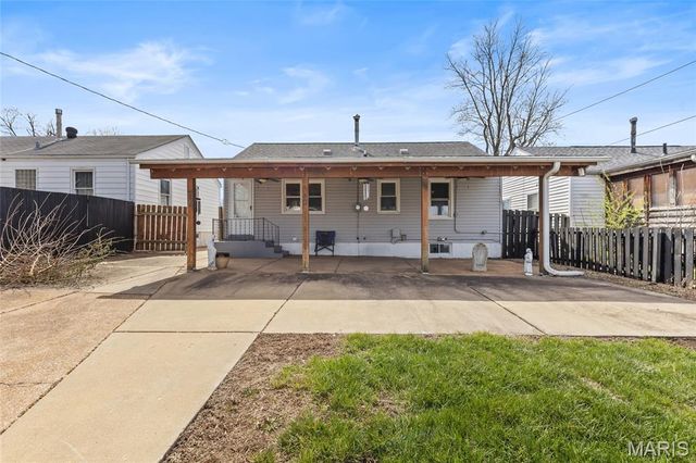 11041 Saint Pius Lane, St Ann, MO 63074