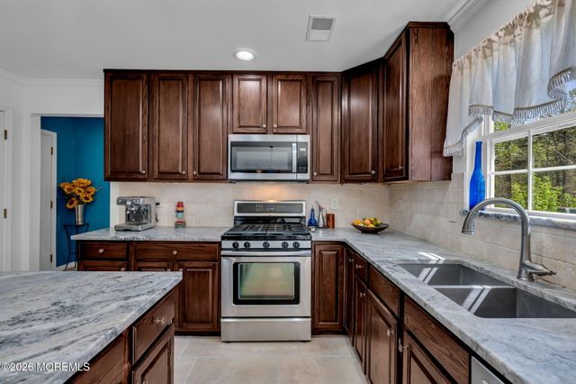 18 Camelot Terrace, Jackson, NJ 08527