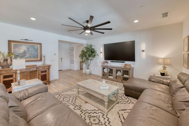 2659 N Dee Ann Avenue, Fresno, CA 93727