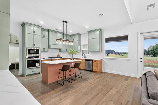 2447 Wolf Creek Bend, Blanchard, OK 73010