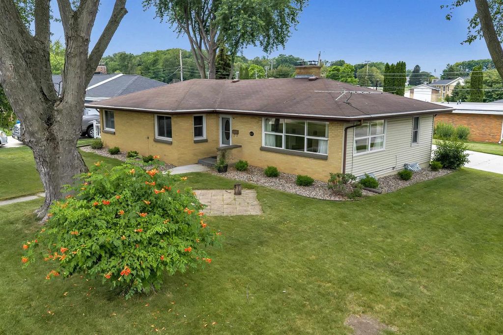 802 ERNST DRIVE, Green Bay, WI 54304