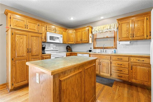 1202 Aspen Drive, Smithville, MO 64089