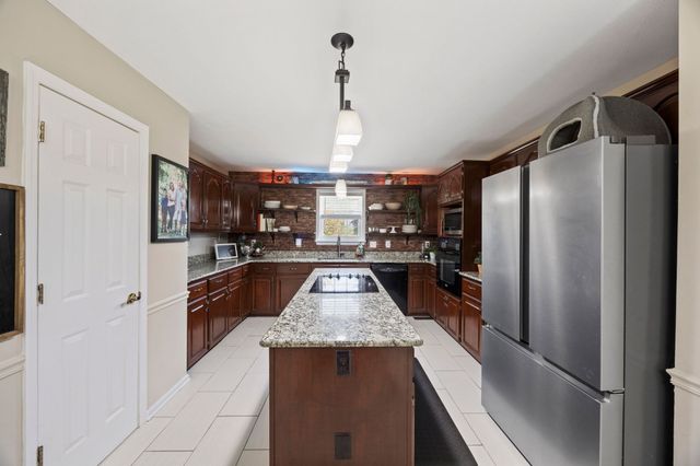 1508 Creekstone Dr, Columbia, TN 38401