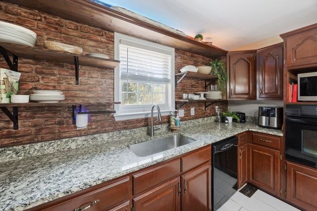 1508 Creekstone Dr, Columbia, TN 38401