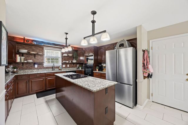 1508 Creekstone Dr, Columbia, TN 38401
