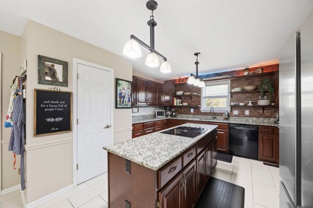 1508 Creekstone Dr, Columbia, TN 38401