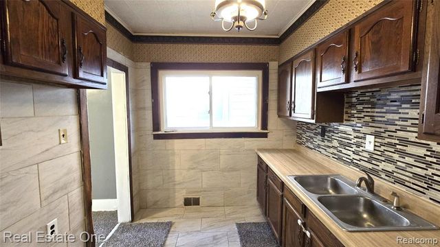 126 E Le Roy Street, River Rouge, MI 48218