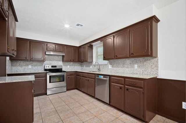 742 W Juniper Drive, Mustang, OK 73064