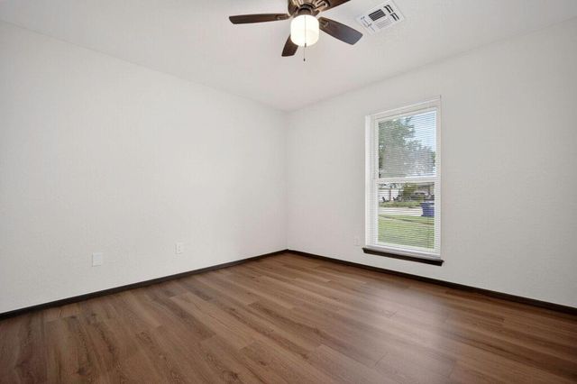 742 W Juniper Drive, Mustang, OK 73064