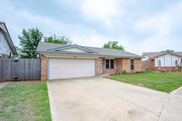 742 W Juniper Drive, Mustang, OK 73064