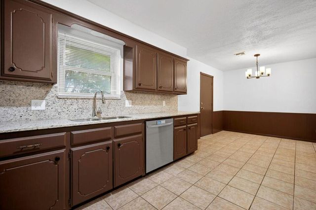 742 W Juniper Drive, Mustang, OK 73064