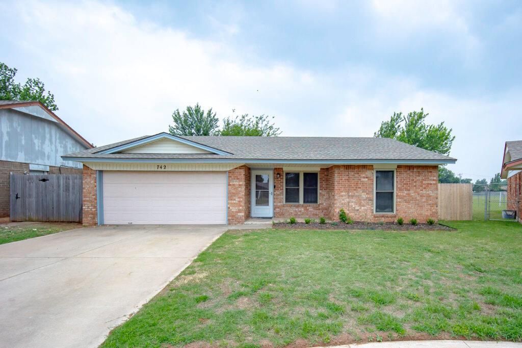 742 W Juniper Drive, Mustang, OK 73064