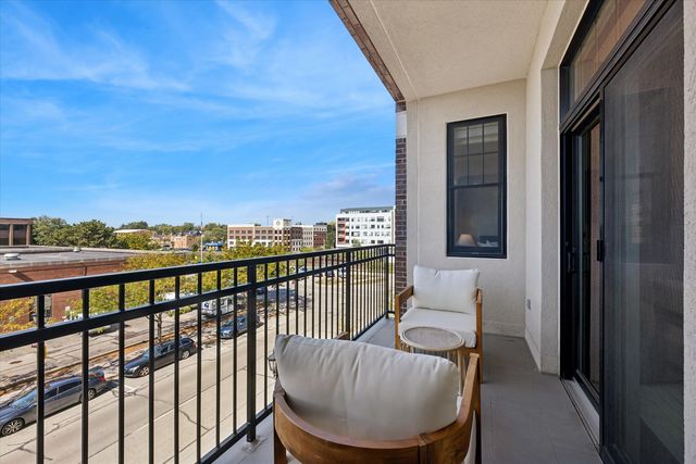 105 S Cottage Hill Avenue 304, Elmhurst, IL 60126