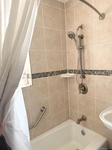 510 Dubois Ave 3 C, North Valley Stream, NY 11581