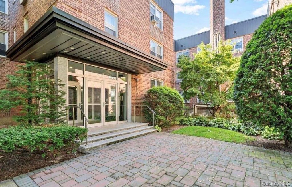 510 Dubois Ave 3 C, North Valley Stream, NY 11581