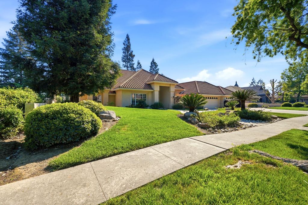 Image 3 of property listing at 3403 E Vassar Court, Visalia, CA 93292