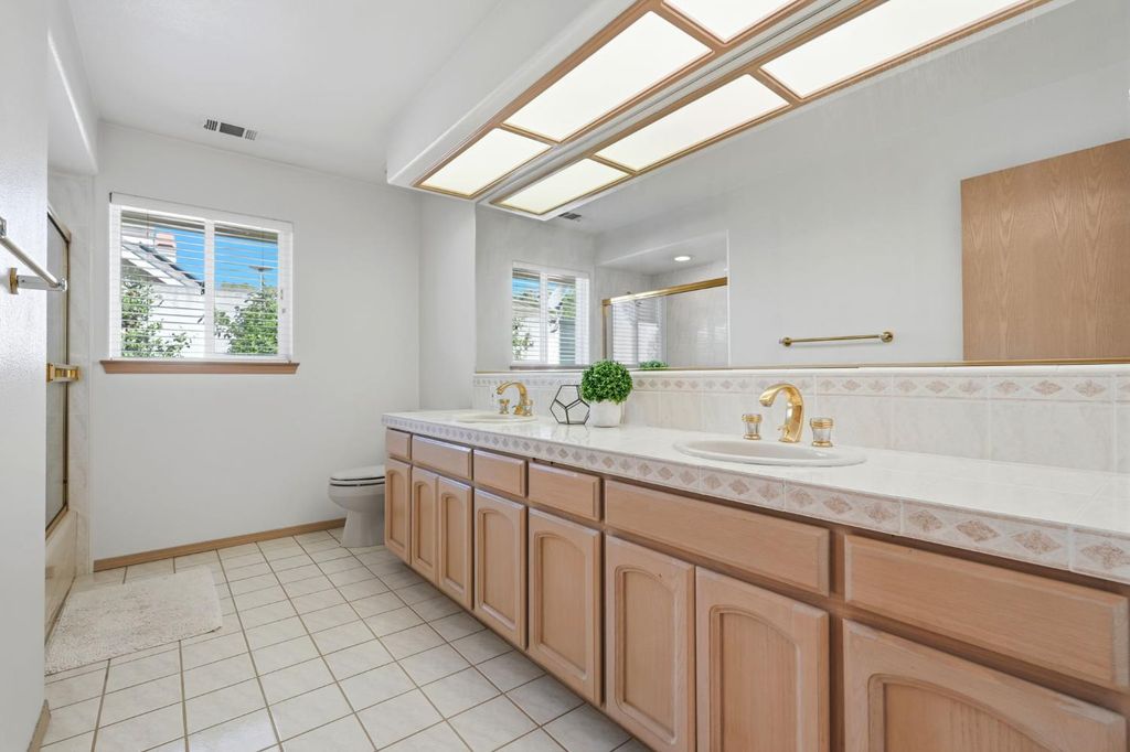 Image 38 of property listing at 3403 E Vassar Court, Visalia, CA 93292