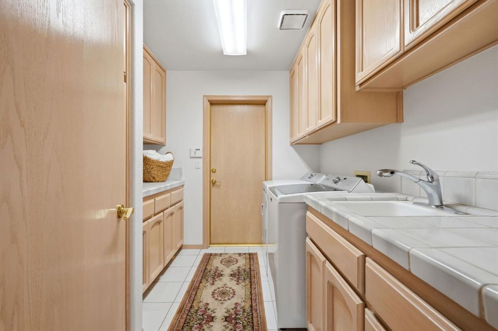 Image 46 of property listing at 3403 E Vassar Court, Visalia, CA 93292