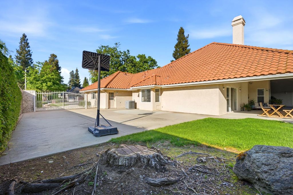 Image 65 of property listing at 3403 E Vassar Court, Visalia, CA 93292