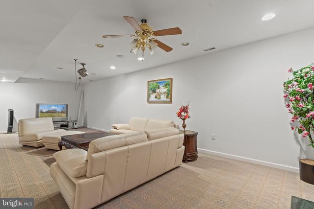 5 CROSS POINT DR, Owings, MD 20736