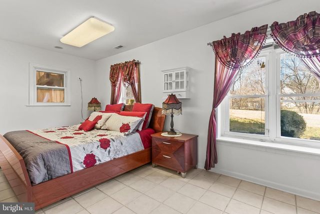 5 CROSS POINT DR, Owings, MD 20736