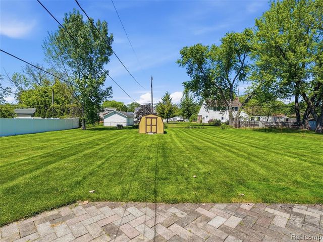 22605 Dorion Street, Saint Clair Shores, MI 48082