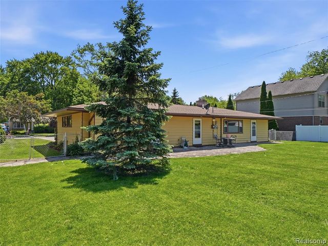 22605 Dorion Street, Saint Clair Shores, MI 48082