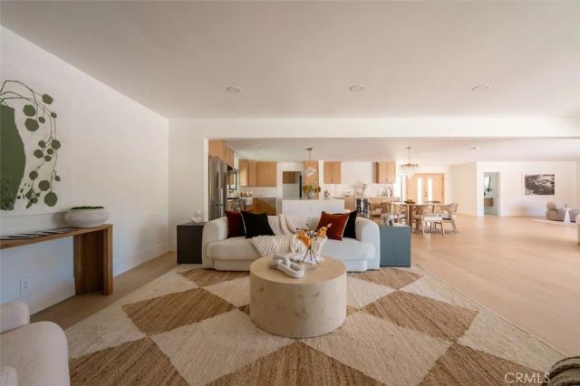 17601 McCormick Street, Encino, CA 91316