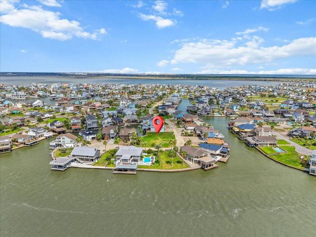 135 Tamana Dr, Tiki Island, TX 77554