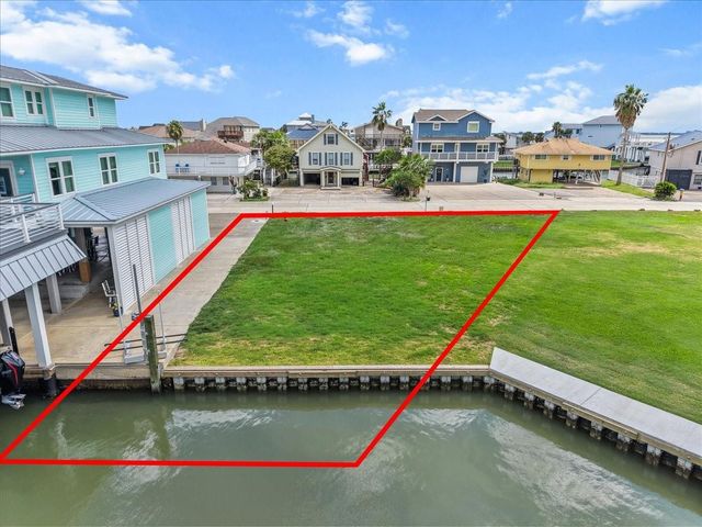 135 Tamana Dr, Tiki Island, TX 77554