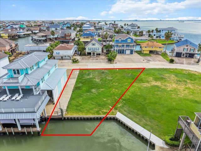 135 Tamana Dr, Tiki Island, TX 77554