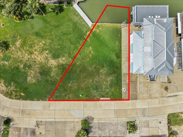 135 Tamana Dr, Tiki Island, TX 77554