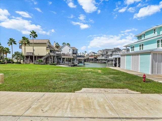 135 Tamana Dr, Tiki Island, TX 77554