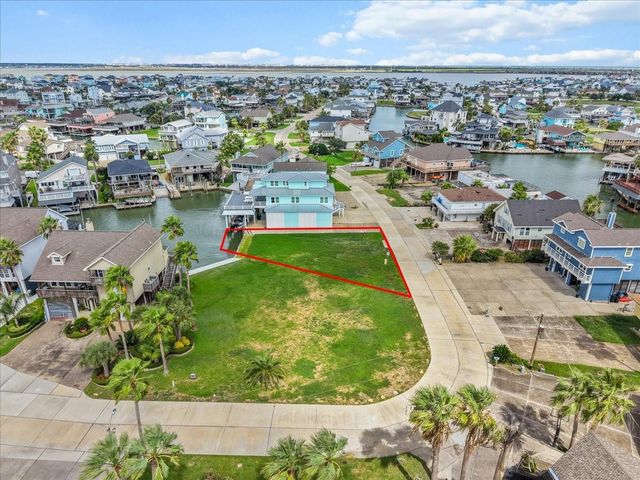 135 Tamana Dr, Tiki Island, TX 77554