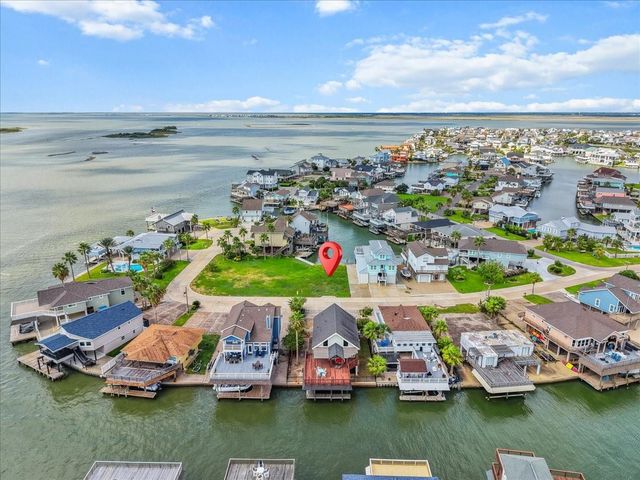 135 Tamana Dr, Tiki Island, TX 77554